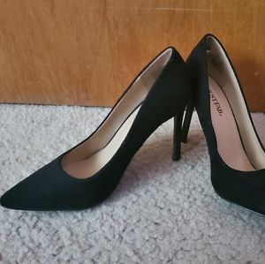 Black pumps